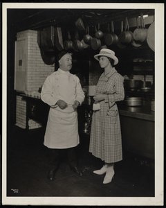 Chef Leoni und Miss Selley aus Toronto in der Küche des Hotel Commodore, 1920